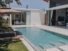 New Luxery villa by CapitalPro: Phuket Town şehrinde bir havuzlu otel