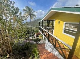 Guesthouse with amazing views, casa rústica em Marigot Bay