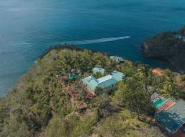 Amazing mountain top home with stunning views, cottage in Marigot