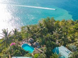 Amazing mountain top home with pool, khách sạn ở Marigot Bay