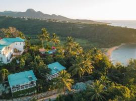 Modern 1 bed guesthouse with pool and ocean view, hytte i Marigot