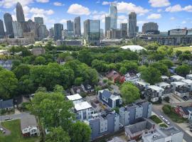 906 Westbrook B City Views Rooftop Hot Tub and Short Walk to Stadium, hotel di Charlotte