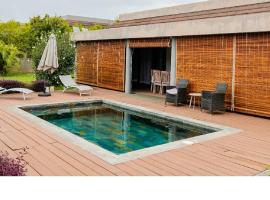 Grand Bay Luxury Villa with Pool & Garden, hotel in Mont Choisy