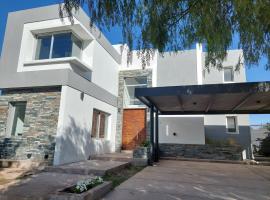 Casa familiar en Barrio Privado Mendoza, room in Ciudad Lujan de Cuyo