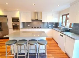 Luxury London House Sleeps x 16, Free Parking, Free Wifi, Garden Patio, Close to tube line easy access to Central London