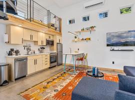 Enchanting & Newly Built NoHo 1 BDR Loft with AC!, hotell Flagstaffis
