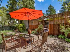 Captivating Continental Country Club Retreat with 4 BDR and Spacious deck!, hotell i Flagstaff