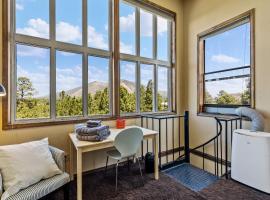 Delightful 1 bdrm Country Club Retreat with Mt Elden Views!, hotell i Flagstaff
