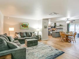Updated Duplex Home Less Than 1 Mi to Downtown Enumclaw!、イーナムクローのホテル