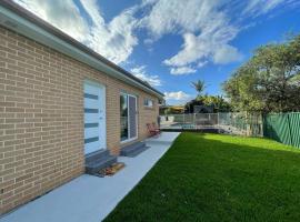 Cosy Sunlit Home Away from Home, allotjament amb cuina a Baulkham Hills