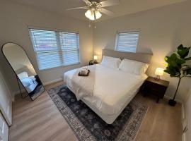 Renovated House for 14 in Wentzville MO, hotel amb aparcament a Wentzville