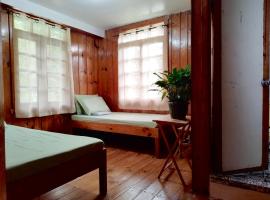 Rm. 204 Mapiya-aw Pensionne Inn, hotel v destinaci Antadao