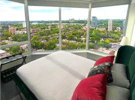 Luxury Apartment in Yorkville Downtown Toronto with City View, luxury hotel in Toronto