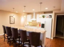 Charming Apartment on Oak