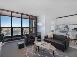 Marvellous 2-Bed High-Rise: Amazing Views, Free Parking