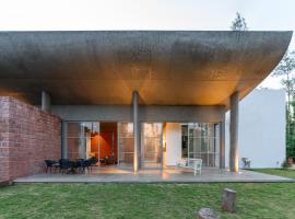 SaffronStays Cafella- A 3-BDR elliptical-roof villa in Chikmagalur, hotel di Mudigere