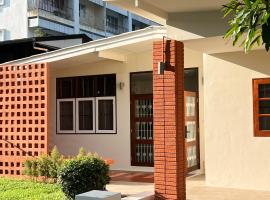 Ray's Home,3BR with front yard,walkable to Nimman, villa in Chiang Mai