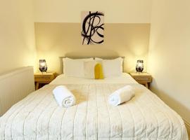 Cotswold's Large 4 bed house-Sleeps 10-Free Parking-Wifi, hotel barato en Ebley