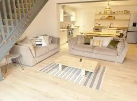 Cotswolds-Stroud-Comfy 4 bed house-Sleeps 10-Free Parking-Wifi