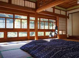 TOSAYAMA BASE 清流沿いの里山　古民家貸切　高知市街地より車で約20分、高知市のホテル