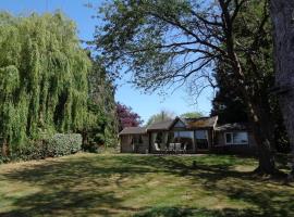 Idyllic Log Cabin Near Stratford upon Avon, hótel í Stratford-upon-Avon