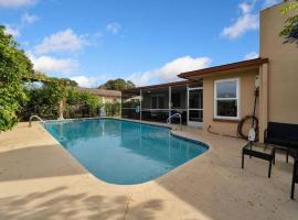 Stunning 3BR Home offers water view Minutes to the Beach, hotel in Clearwater