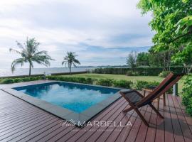 Marbella Grande Beachfront Pattaya 3BR: Bang Lamung şehrinde bir havuzlu otel