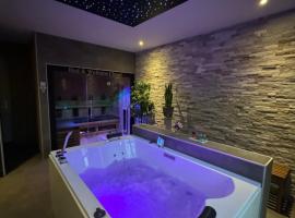 Bed & Wellness Chinel Luxe vakantiehuis met Sauna's en Bubbelbad โรงแรมในซินท์ อันนาลอนด์