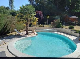 Spacieuse chambre, sdb privative et piscine chauffée, günstiges Hotel in Oinville-sur-Montcient