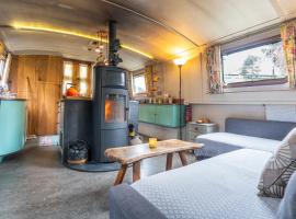 Off-Grid Living on Spacious Widebeam, Boot in Bath