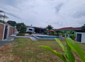 D'Camp Homestay with swimming pool، كوخ في Kampong Kenangan