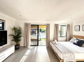 Luxury private room staying in Westlake QLD 4074, hotel con parcheggio a Mount Ommaney