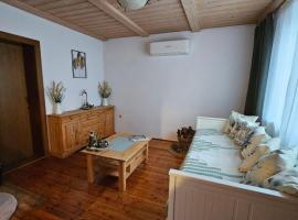 Holz Haus nähe Wien, hotel a Traiskirchen