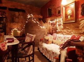 Room in Farmhouse - Romantic New Years Eve, hotel i Valeria