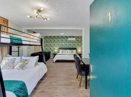 Beachside Boutique Suite 1, hotel in Sneads Ferry