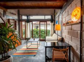 Surf Loft with Private Kitchen and Shared Pool Canggu, apartemen di Canggu