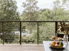"On Burgum Pond" Cottages, cheap hotel in Maleny