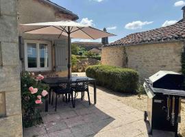 Beautiful two bedroomed gite, hotel with parking in Soturac