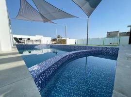 Bareeq Rest House, hotel with pools in Barka