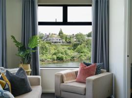 Fabulous River View - Brand New House In Hamilton – tani hotel w mieście Horotiu