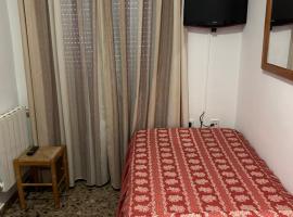 LABELLA Hostal Restaurante, guest house in La Calahorra