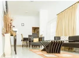 House - Sleeps 4 & Access to Pool