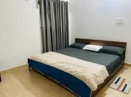 Independent 2-Room with Kitchen Homestay, хотел в Дехрадун