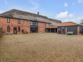 amazing barn conversion with hot tub, hotel with parking in North Walsham