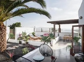 Casa Botanica - Central Island Location - 10 mins drive to Famara and La Santa