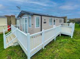 Beautiful Caravan With Decking At Naze Marine Park, Sleeps 8 Ref 17341br, kempingas mieste Voltonas prie Neizo