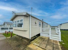 Modern 8 Berth Caravan With Decking At Seawick Holiday Park Ref 27010r, hotel in Clacton-on-Sea
