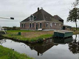 Beautiful farmhouse near Amsterdam center, lomamökki kohteessa Watergang