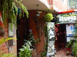 Hostal La Casa Amarilla City, bed and breakfast v destinaci Baños