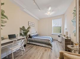 Minutes to NYC Sleeps 5, hotel in Hoboken